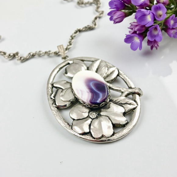 Unbranded Jewelry - Vintage Pewter Purple White Banded Agate Silver Floral Pendant Necklace.